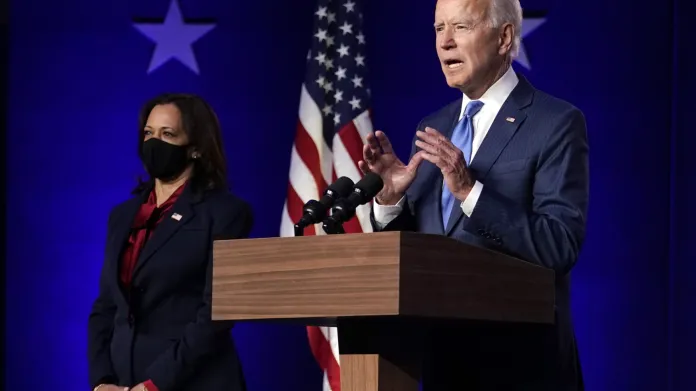 Joe Biden a Kamala Harrisová během projevu ve Wilmingtonu
