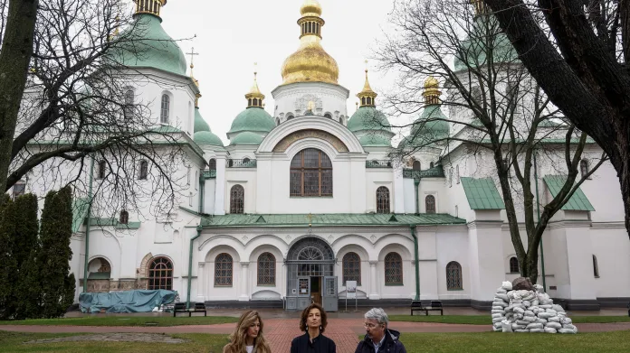 Generální ředitelka UNESCO Audrey Azoulayová (uprostřed) s ukrajinským ministrem kultury Oleksandrem Tkačenkem a náměstkyní ministra zahraničí Emine Džaparovou před katedrálou svaté Sofie v Kyjevě