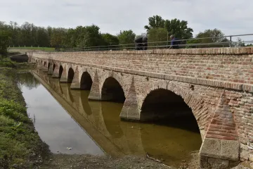 Most ztracený ve vegetaci a bašta u kostela jsou rekonstruovanými památkami roku 