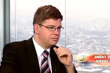 Pospíšil: Méně peněz na platy soudy nezpomalí