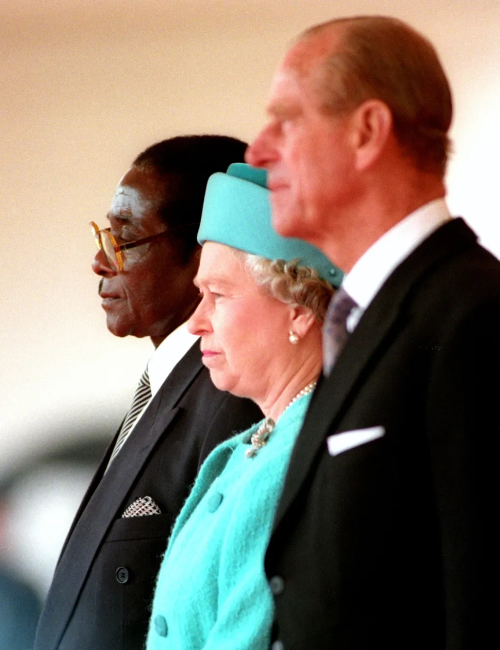 Královna Alžběta II. a vévoda z Edinburghu stojí s prezidentem Zimbabwe Robertem Mugabem v Londýně 17. května 1994