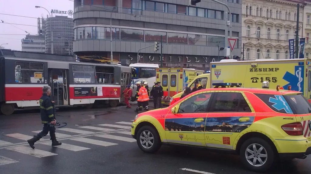 Srážka tramvaje a autobusu