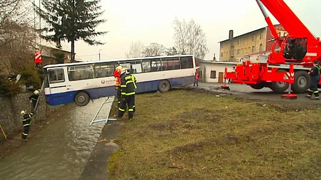 Autobus nad řekou