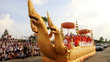 Buddhističtí mniši ve smutečním průvodu v Phnompenhu