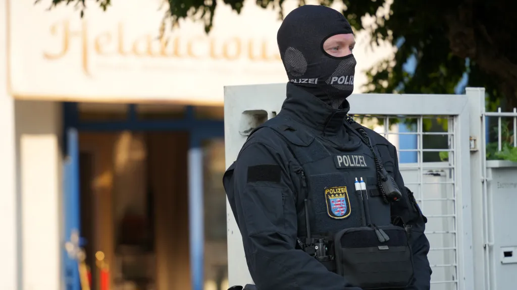 Policista před Centrem islámské kultury Frankfurt