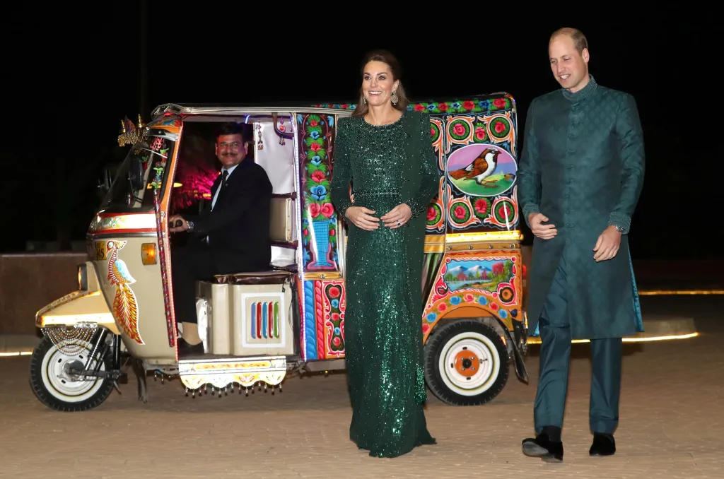 Později večer se tento šlechtický pár přesunul zdobenou rikšou do Islámábádu, aby se účastnil recepce generálního britského konzula v Pákistánu