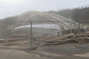 Oprava Štěchovického mostu se protahuje, objížďka zabere desítky minut