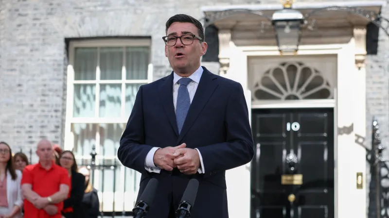 Nový britský premiér Andy Burnham při první řeči ve funkci