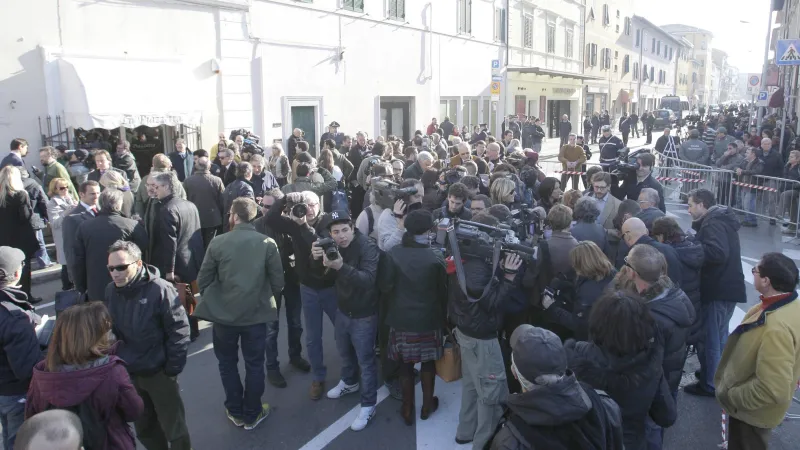 Před divadlem, ve kterém probíhá soud, se shromáždily davy lidí.