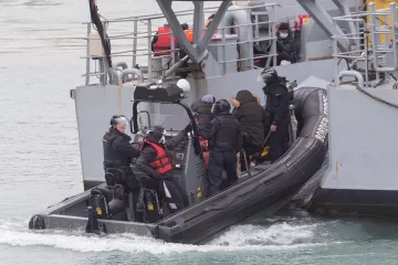 U francouzského přístavu Calais utonuly desítky migrantů. Převrátil se s nimi člun