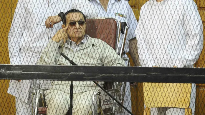 Husní Mubarak před soudem