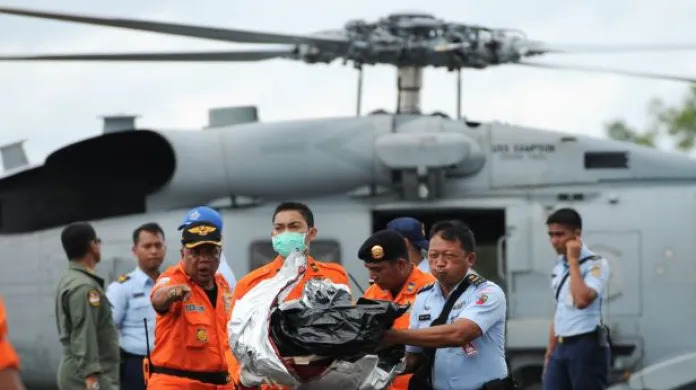 Pátrací týmy nalezly další oběti z indonéského airbusu