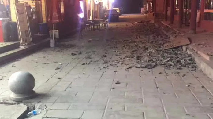 Zemětřesením poničená ulice poblíž turistického centra v provincii S'-čchuan