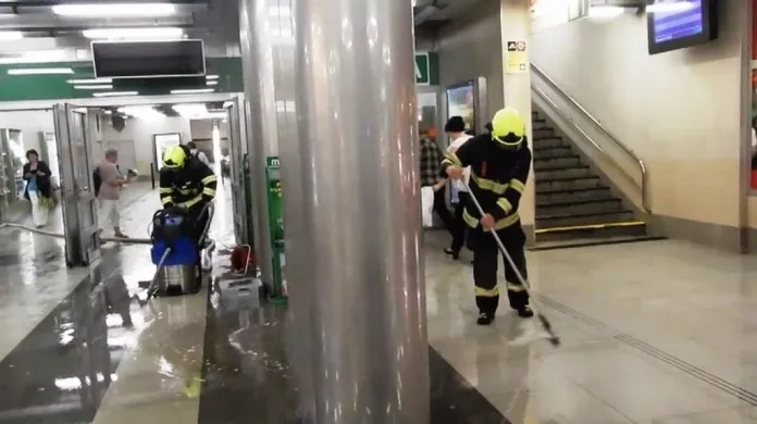 Hasiči odstraňují vodu z vestibulu stanice metra Bořislavka