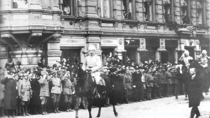 Carl Gustav Emil Mannerheim, velitel bílých, vítězně projíždí městem
