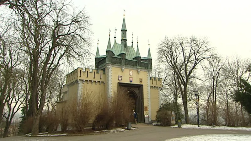Pavilon bludiště byl na Petřín přemístěn v roce 1911