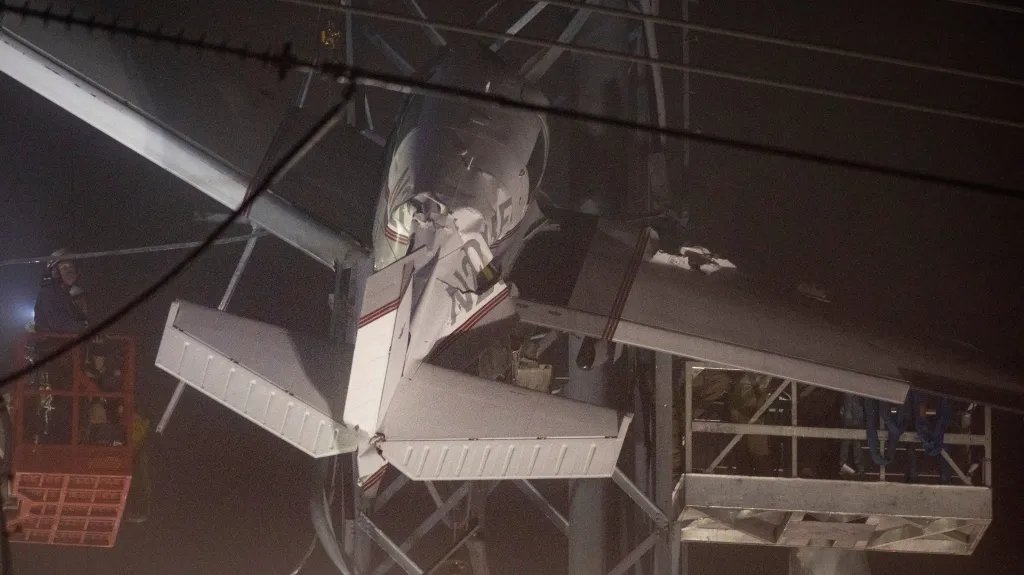 Letoun po nárazu do elektrického vedení zůstal viset ve vzduchu