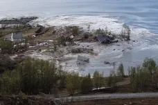 Masivní sesuv půdy odnesl do moře osm domů u norského města. Příčinou byl senzitivní jíl