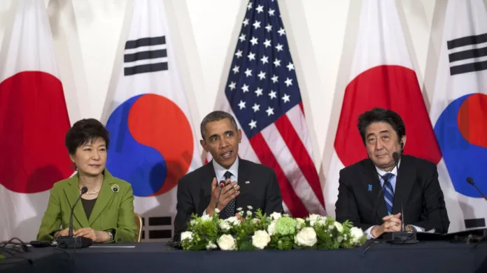 Jihokorejská prezidentka Pak Kun-hje, japonský premiér Šinzó Abe a americký prezident Barack Obama