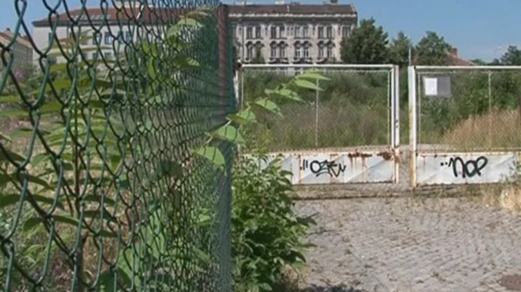 Zanedbaný pozemek po Jaselských kasárnách