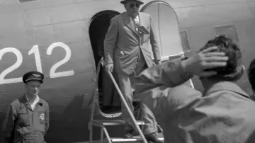 Jan Masaryk po příletu z Moskvy