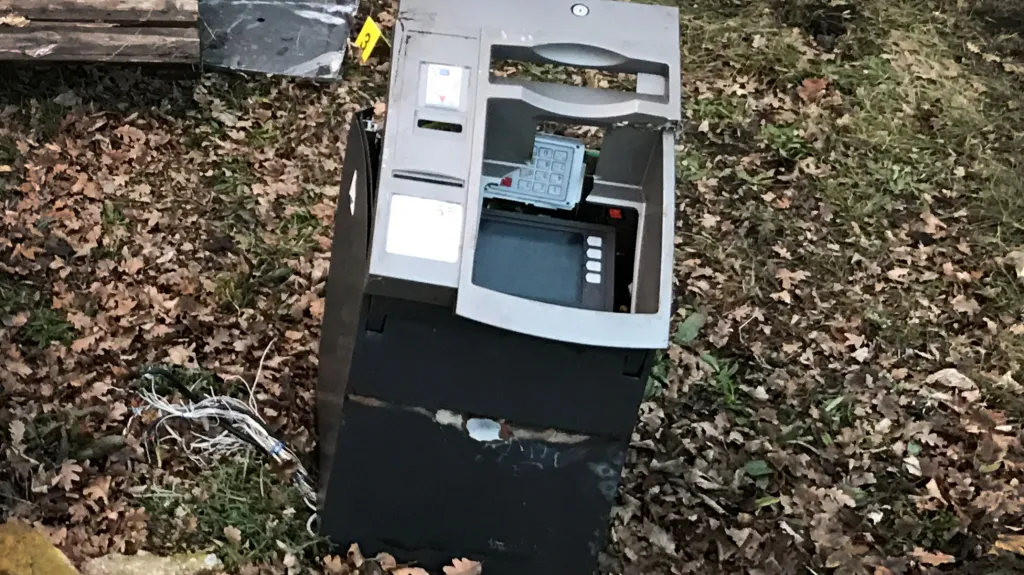 Bankomat způsobil vykolejení nákladního vlaku