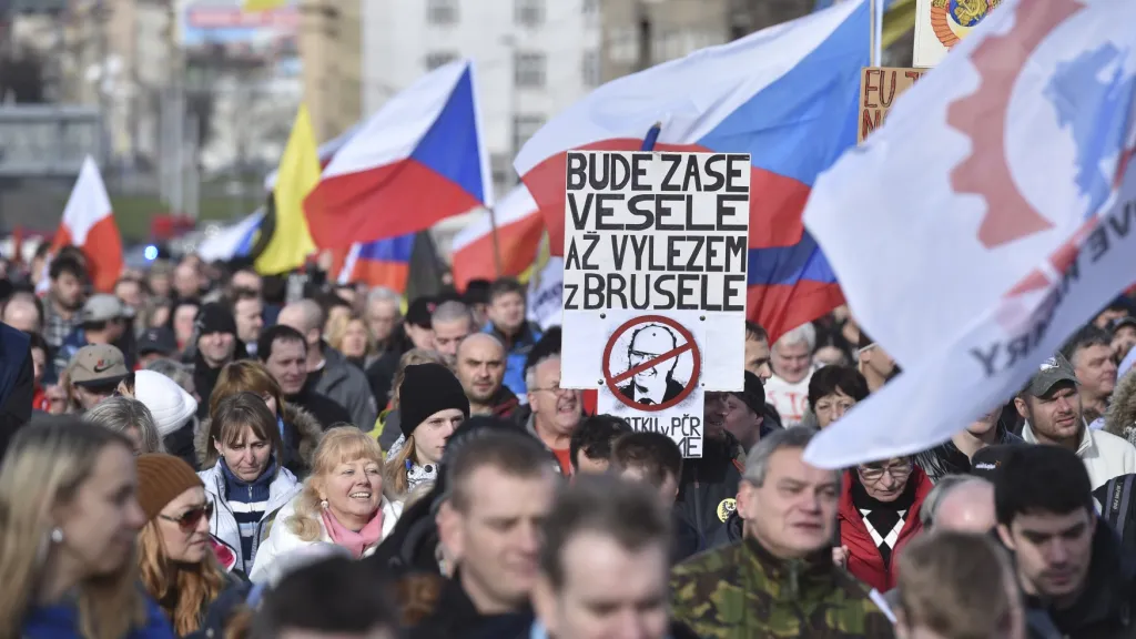 Jedna z posledních demonstrací v Praze proti Evropské unii se konala v únoru.