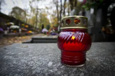 Šternberské hřbitovy zhasly. Radnice zakázala svíčky, bojí se požárů