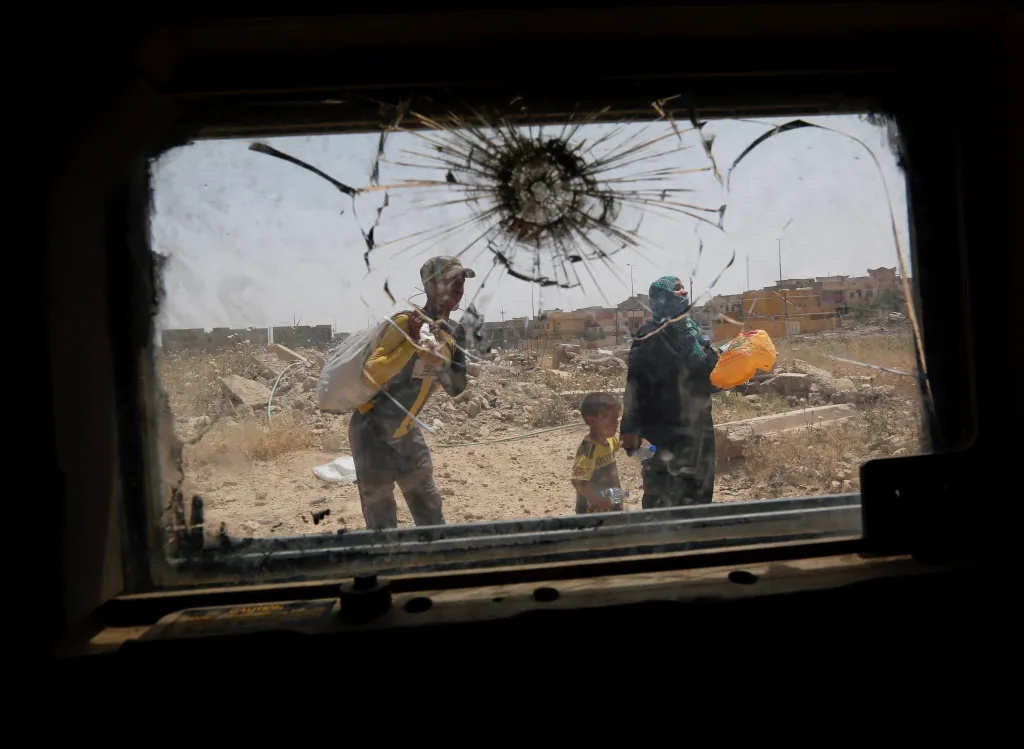 Iráčané, kteří uprchli během bojů mezi silami Irácké protiteroristické služby (CTS) a ozbrojenci organizace Islámský stát v západním Mosulu, Irák, 2017