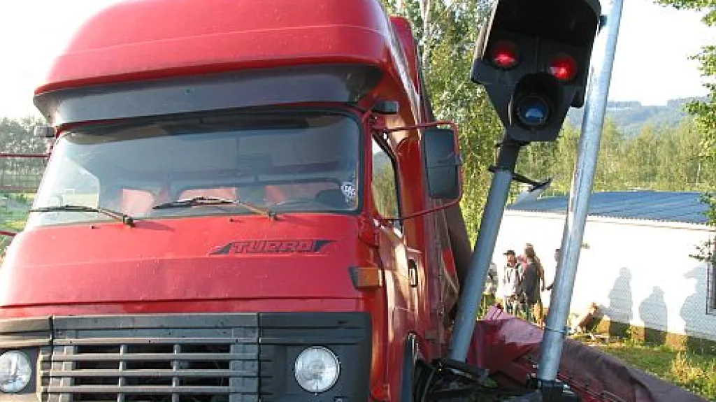 Nákladní auto po srážce s vlakem