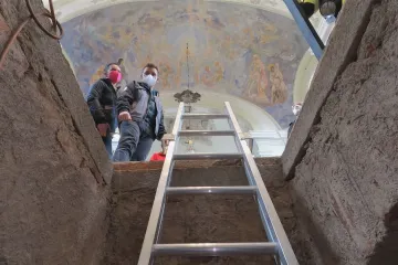 Víko hrobky v Touškově se po letech zvedlo. Archeolog v ní objevil dva vzkazy