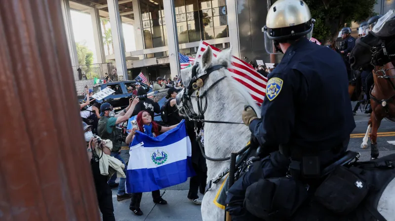 Protest proti zásahům imigračního úřadu ICE v Los Angeles (11. června 2025)