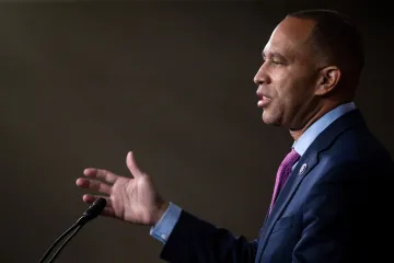 Demokraté vybrali nástupce Pelosiové. Ve Sněmovně reprezentantů je povede Jeffries