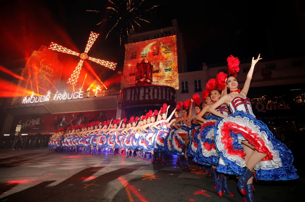 Známý pařížský kabaret Moulin Rouge slavil 130 let od svého vzniku. Během oslav zpřístupnil své zákulisí