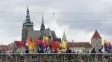 Účastníci průvodu hrdosti na Čechově mostě