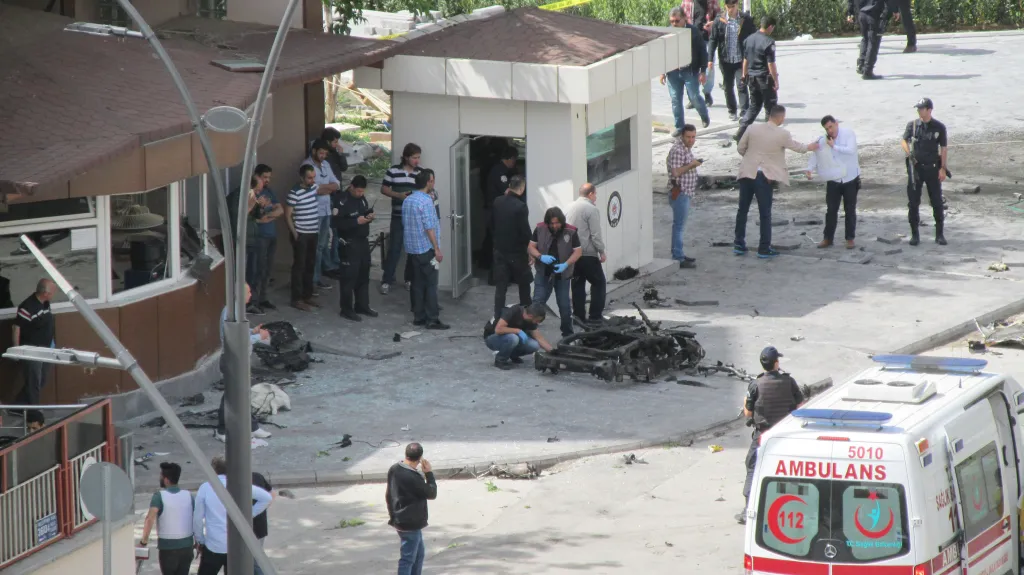 Policejní experti ohledávají místo po výbuchu bomby ve městě Gaziantep