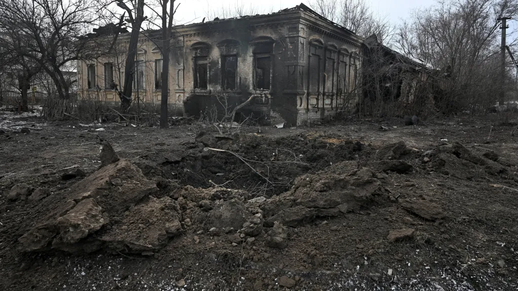 Ilustrační foto – kráter po ruském náletu na vesnici u fronty v ukrajinské Záporožské oblasti (27. ledna 2026)
