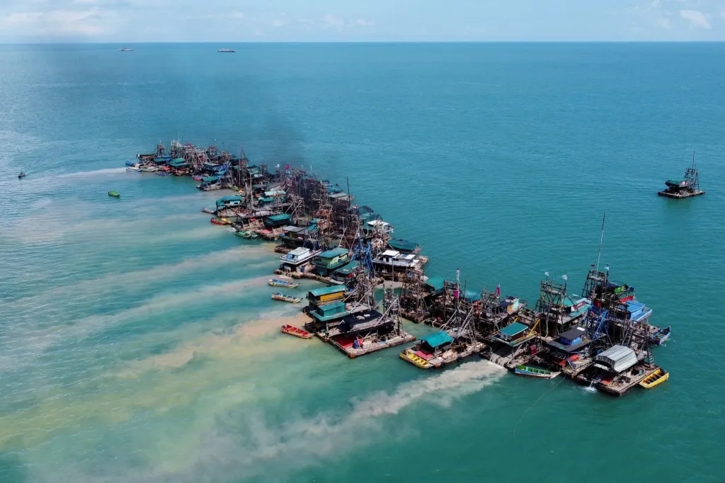 Těžba cínu v oblasti indonéského ostrova Bangka se od roku 2014 postupně přesouvá na moře z důvodu vyčerpání ložisek na pevnině