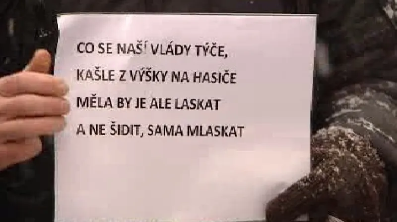 Transparent nespokojených hasičů