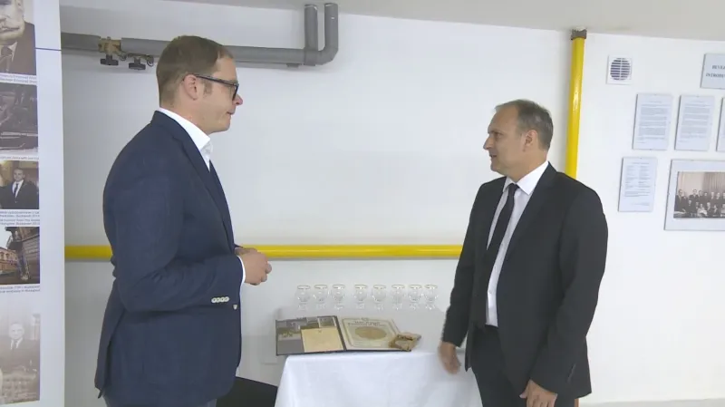 Zpravodaj ČT Lukáš Mathé během rozhovoru s Miklosem Zímou