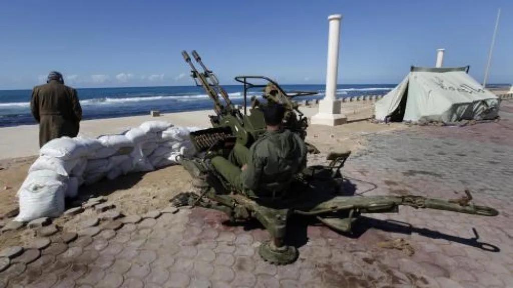 Kaddáfího odpůrci hlídají ve městě Benghází pobřeží kvůli možnému útoku libyjské armády