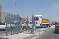 Část Izraelců volá po zavedení plošných silničních kontrol, obávají se palestinských útoků