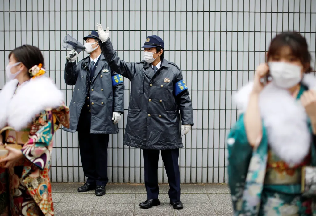 Mladí Japonci během státního svátku Dne dospělosti oslavují v ulicích města Jokohama