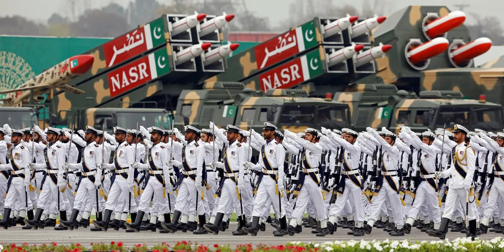 Pákistánské vojenské námořnictvo pochoduje před vystaveným systémem balistických raket Nasr během vojenské přehlídky v pákistánském Islámábádu