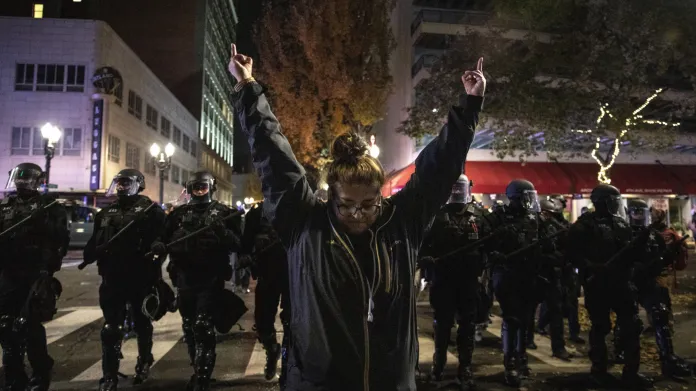 Protestující gestikuluje na policisty v Portlandu