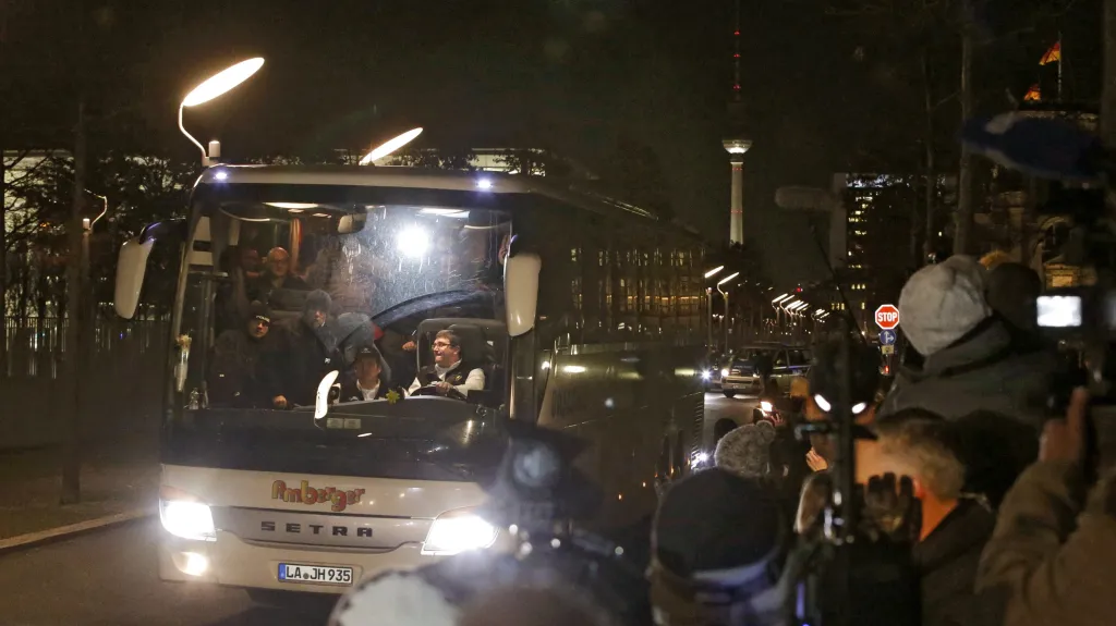 Autobus s migranty z Landshutu dorazil večer před budovu kancléřství