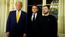 Donald Trump, Emmanuel Macron a Volodymyr Zelenskyj na společném setkání v Paříži