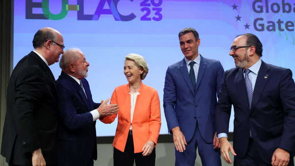 Momentka ze setkání představitelů EU a CELAC na společném summitu