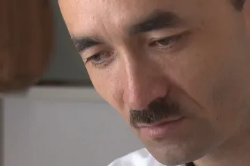 „Jsem u tebe doma.“ Čína vydírá Ujgura, aby pro ni špehoval v exilu, rodina skončila v táboře