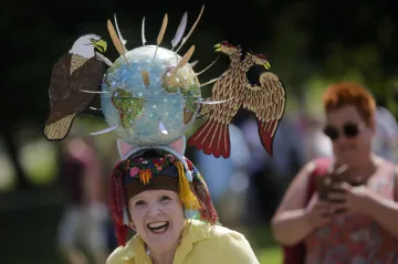 Americký prezident Trump přistál v Helsinkách. Ve městě panují přísná bezpečnostní opatření